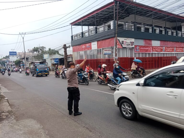 Bhabinkamtibmas Polsek Ciawigebang Laksanakan Pengamanan dan Pengaturan Lalin Sore Saat Ngabuburit di Alun-Alun Desa Ciawigebang