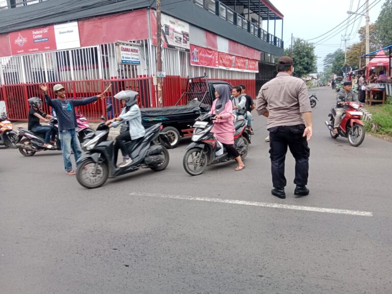 Bhabinkamtibmas Polsek Ciawigebang Hadir Jaga Keamanan Sore Hari Ramadhan 1447 H di Alun-Alun Ciawigebang