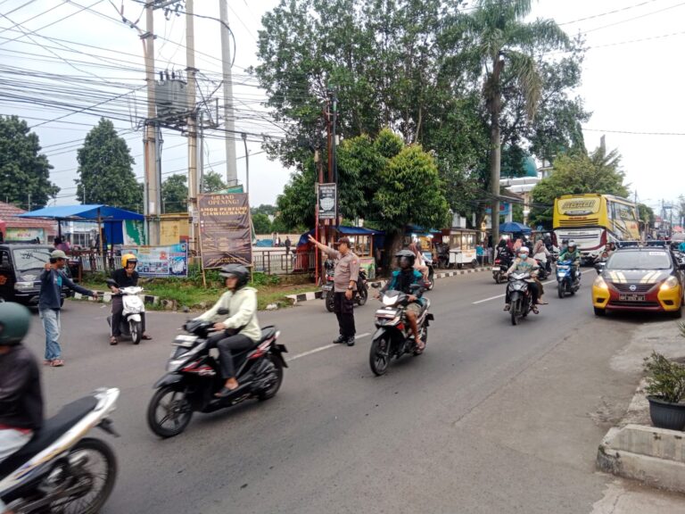 Bhabinkamtibmas Ciawigebang Intensifkan Pengamanan Ngabuburit Sore Hari di Alun-Alun Desa Ciawigebang Demi Kelancaran Arus Lalu Lintas