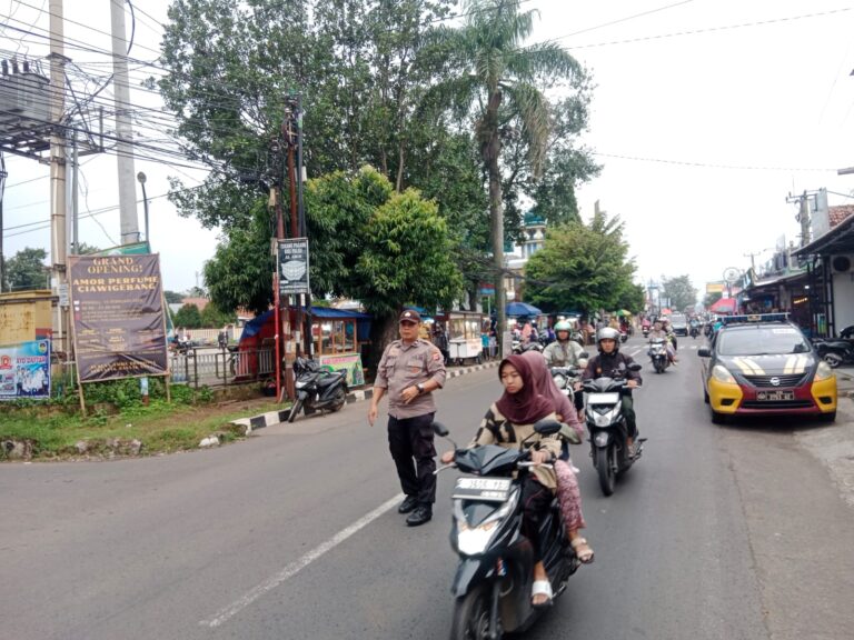 Bhabinkamtibmas Ciawigebang Laksanakan Pengaturan Lalin Sore Hari di Alun-Alun Desa Ciawigebang Jelang Berbuka Puasa