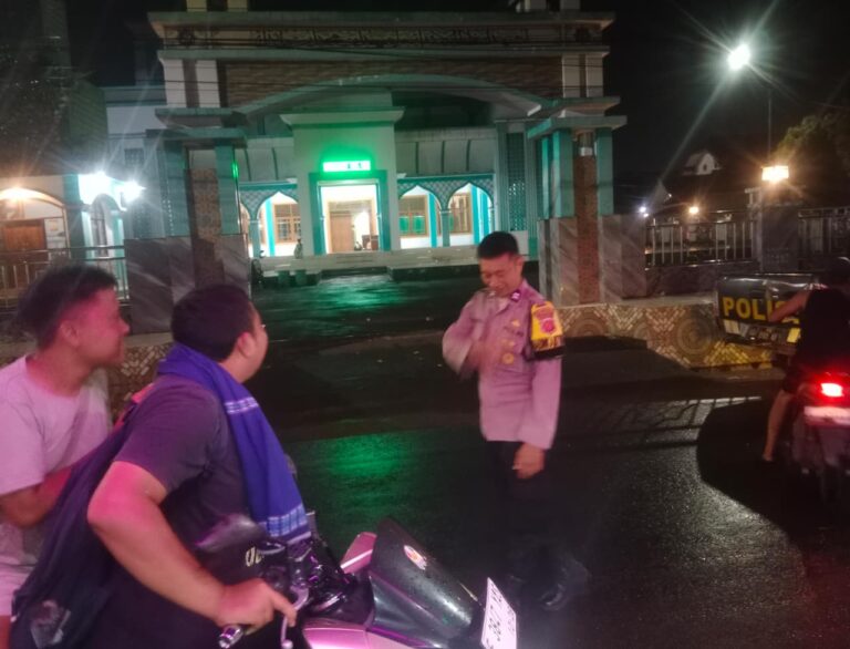 Bhabinkamtibmas Ciawigebang Pastikan Ibadah Tarawih di Masjid Jami’ Nurul Haq Desa Ciputat Berjalan Aman dan Kondusif