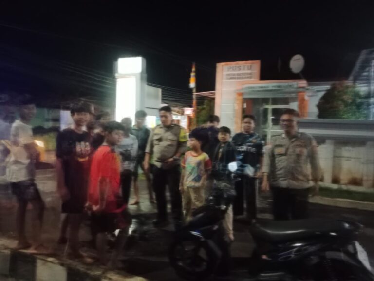 Patroli KRYD Malam Hari Ramadhan 1447 H, Bhabinkamtibmas Ciawigebang Antisipasi Perang Sarung di Desa Geresik