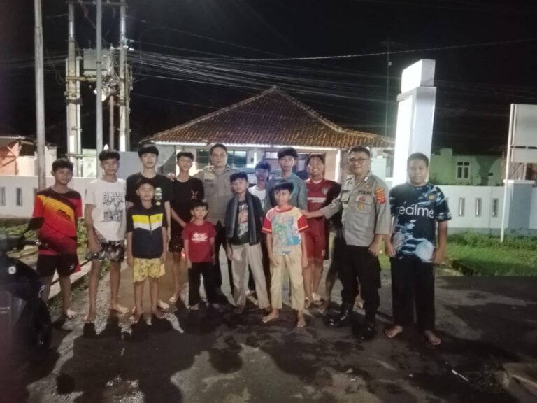 Patroli KRYD Malam Hari Ramadhan 1447 H, Bhabinkamtibmas Ciawigebang Cegah Perang Sarung di Desa Geresik
