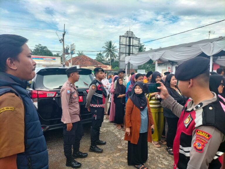 Polsek Ciawigebang Bersama Polres Kuningan Amankan Gerakan Pangan Murah di Balai Desa Susukan