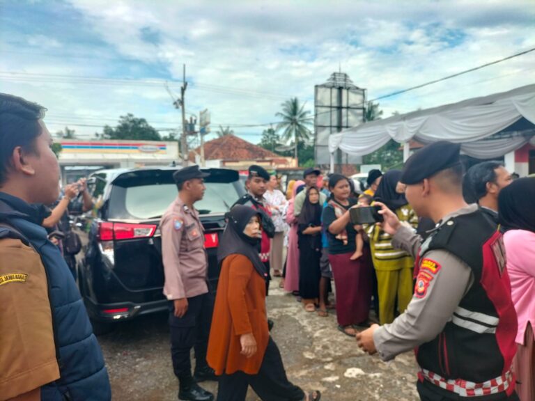 Polsek Ciawigebang Bersama Polres Kuningan Laksanakan Pengamanan Gerakan Pangan Murah di Balai Desa Susukan