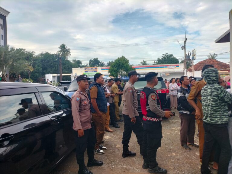 Polsek Ciawigebang Bersama Polres Kuningan Pastikan Gerakan Pangan Murah di Susukan Berjalan Aman dan Tertib