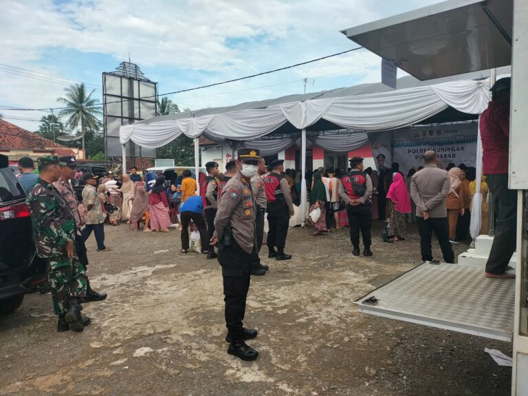 Kapolsek Ciawigebang Pimpin Pengamanan Gerakan Pangan Murah di Susukan