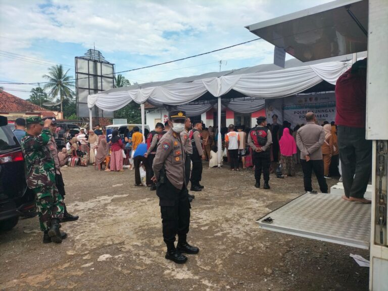 Dukung Stabilitas Harga, Kapolsek Ciawigebang Pimpin Pengamanan Gerakan Pangan Murah di Susukan