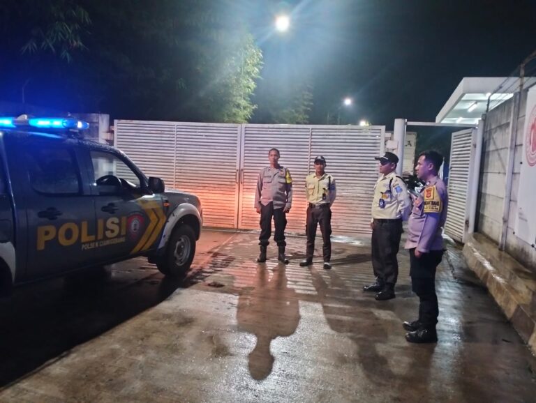 Patroli KRYD Ramadhan 1447 H, Bhabinkamtibmas Polsek Ciawigebang Sambangi Satpam Gudang Wings di Desa Sidaraja