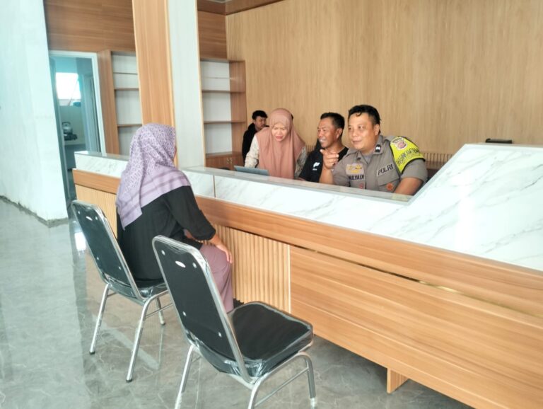 Bhabinkamtibmas Kapandayan Dampingi Pelayanan Masyarakat Selama Ramadhan 1447 H