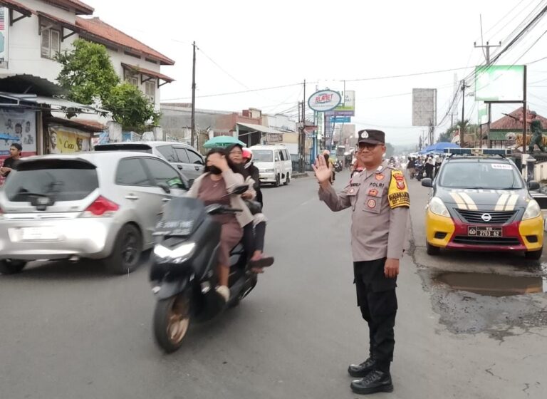Jaga Kelancaran Ngabuburit, Bhabinkamtibmas Polsek Ciawigebang Gatur Lalin Sore Hari di Simpang Tiga Komplek Terminal Ciawigebang