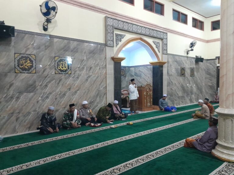 Pererat Silaturahmi, Bhabinkamtibmas Tarawih Bersama Warga di Masjid Miftahul Hidayah Cimaranten