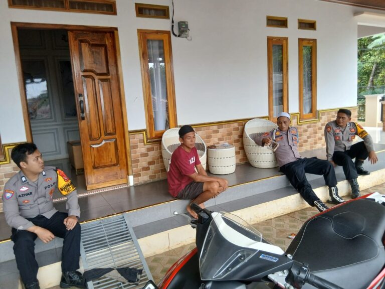 Patroli Dialogis, Personel Polsek Ciwaru Sambangi Warga dan Sampaikan Himbauan Kamtibmas