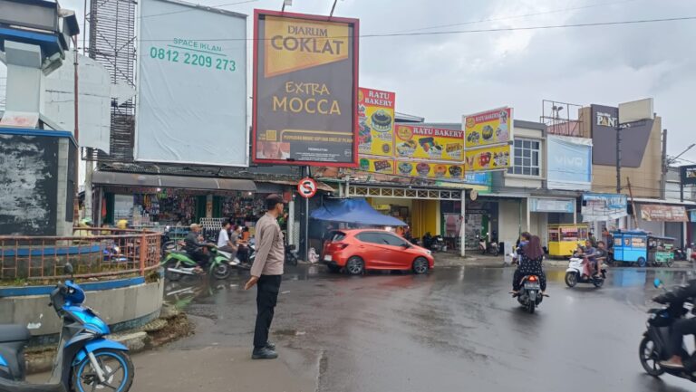 Berikan Rasa Aman Saat Ngabuburit, Polsek Ciawigebang Lakukan Pengaturan Lalin Sore Hari di Persimpangan Pasar Ciputat