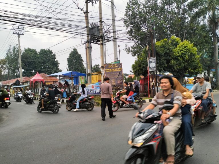 Ops Ketupat Lodaya 2026, Anggota Pos Gatur Ciawigebang Jaga Kelancaran Arus Lalin di Simpang Tiga Alun-Alun Desa Ciawigebang