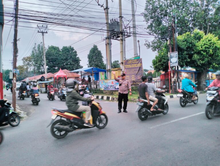 Anggota Pos PAM Ciawigebang Ops Ketupat Lodaya 2026 Laksanakan Pengamanan dan Gatur Lalin di Simpang Tiga Alun-Alun Desa Ciawigebang