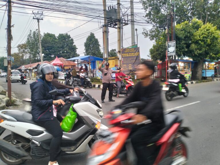 Pastikan Arus Lalu Lintas Lancar, Anggota Pos PAM Ciawigebang Ops Ketupat Lodaya 2026 Lakukan Pengaturan di Simpang Tiga Alun-Alun Desa Ciawigebang