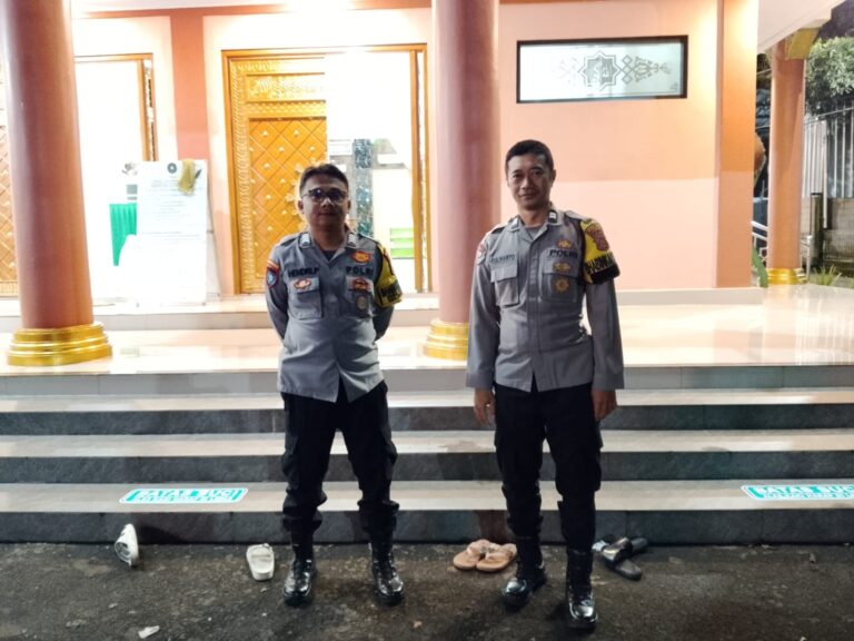 Bhabinkamtibmas Polsek Ciawigebang Amankan Shalat Tarawih di Masjid Jami Al Muawwanah Desa Kadurama