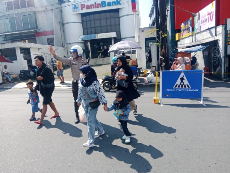 Jelang Idul Fitri, Satlantas Polres Kuningan Rekayasa Lalu Lintas di Jl. SiliwangiKuningan – Satuan Lalu Lintas Polres Kuningan melaksanakan rekayasa lalu lintas di kawasan Jalan Siliwangi.