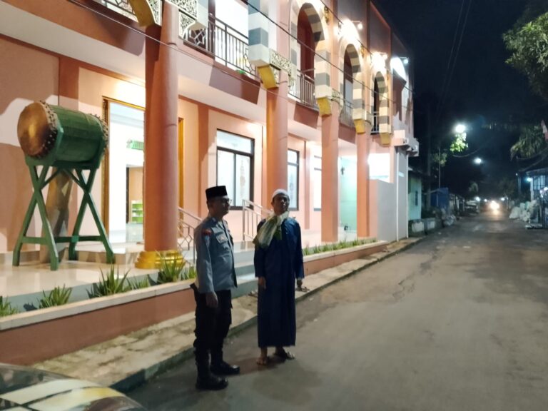 Berikan Rasa Aman, Bhabinkamtibmas Polsek Ciawigebang Laksanakan Pengamanan Tarawih di Masjid Jami Al Muawwanah Desa Kadurama