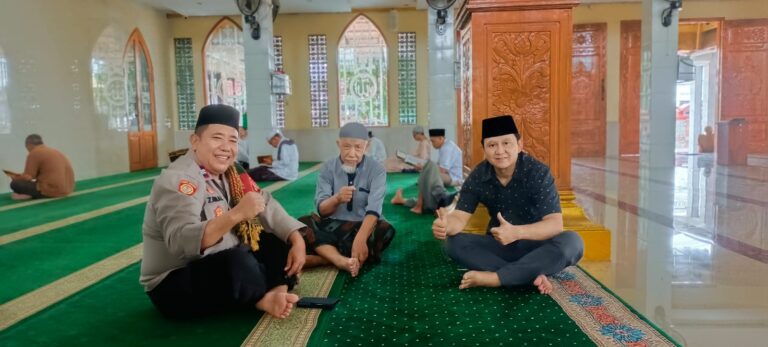 Silaturahmi Usai Dzuhur, PS. Panit 2 Samapta Polsek Ciawigebang Ajak Warga Jaga Kamtibmas Jelang Idul Fitri 1447 H