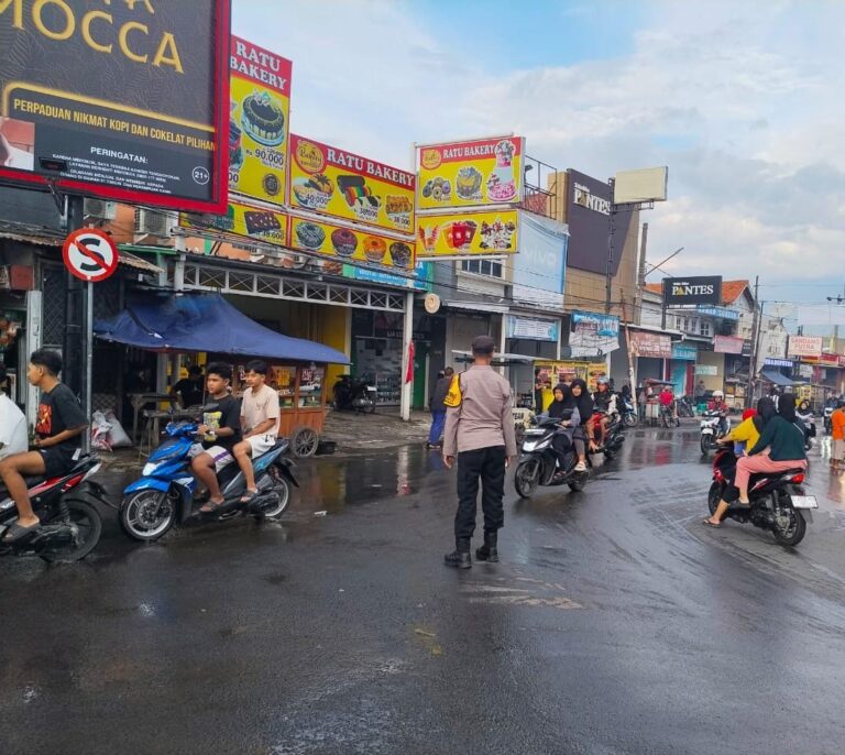Personel Pos PAM Ciawigebang Ops Ketupat Lodaya 2026 Laksanakan Pengamanan dan Pengaturan Lalu Lintas di Pasar Desa Ciputat