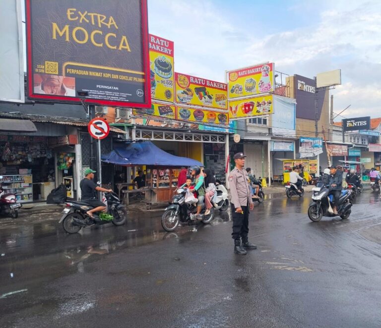 Personel Pos PAM Ciawigebang Ops Ketupat Lodaya 2026 Amankan dan Atur Lalu Lintas di Pasar Desa Ciputat