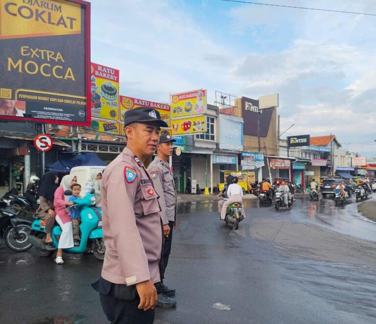 Personel Pos PAM Ciawigebang Ops Ketupat Lodaya 2026 Lakukan Pengaturan Lalu Lintas di Kawasan Pasar Desa Ciputat