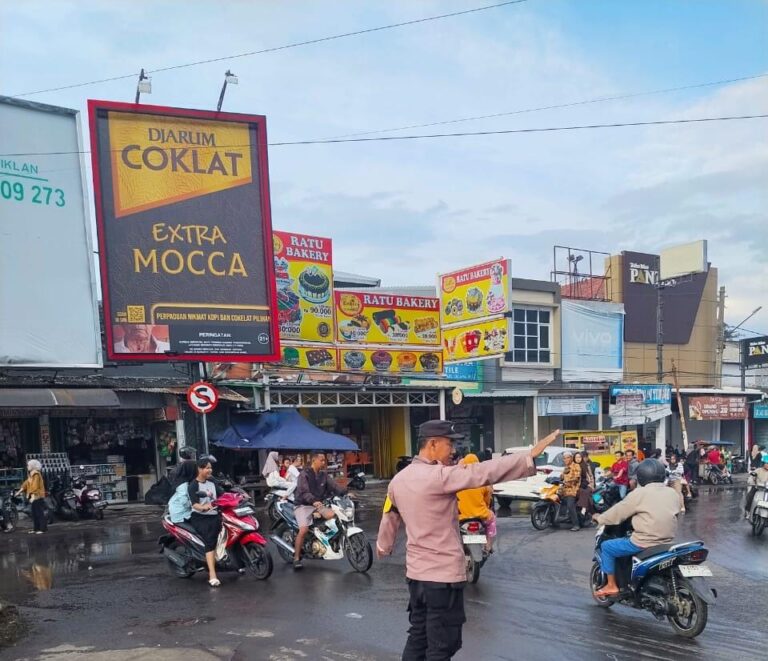 Personel Pos PAM Ciawigebang Ops Ketupat Lodaya 2026 Laksanakan Pengamanan Lalu Lintas di Pasar Desa Ciputat
