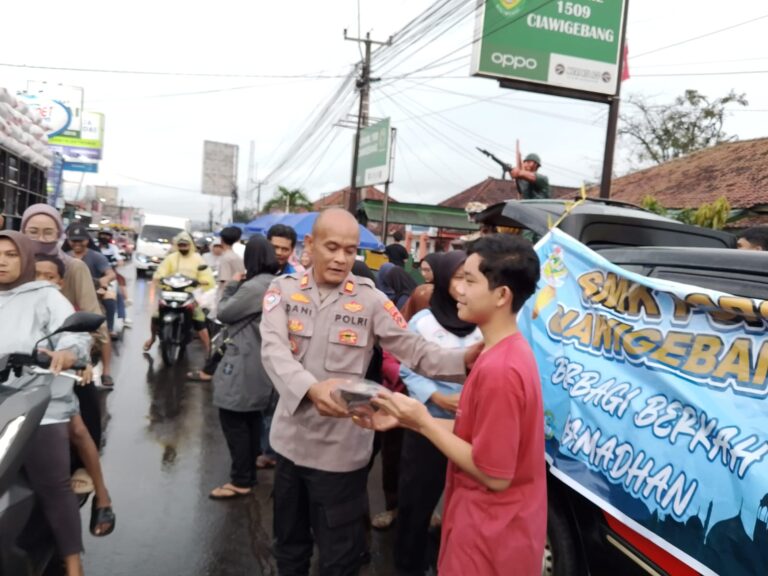 Polsek Ciawigebang Bersama SMK PGRI Ciawigebang Bagikan Takjil kepada Masyarakat di Bulan Ramadhan 1447 H