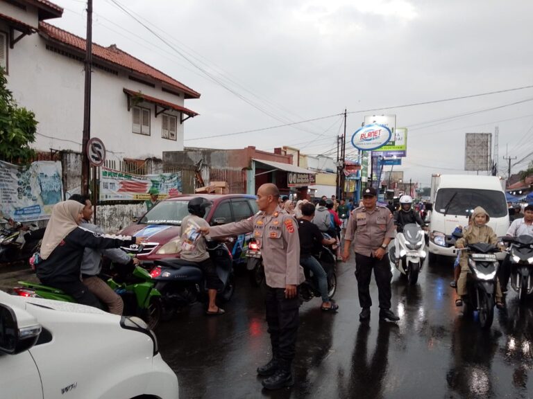 Polsek Ciawigebang dan SMK PGRI Ciawigebang Gelar Aksi Sosial Bagi-Bagi Takjil di Bulan Ramadhan 1447 H