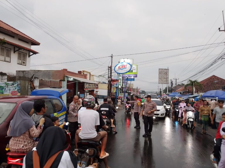 Indahnya Berbagi di Ramadhan 1447 H, Polsek Ciawigebang Bersama Pelajar SMK PGRI Ciawigebang Bagikan Takjil