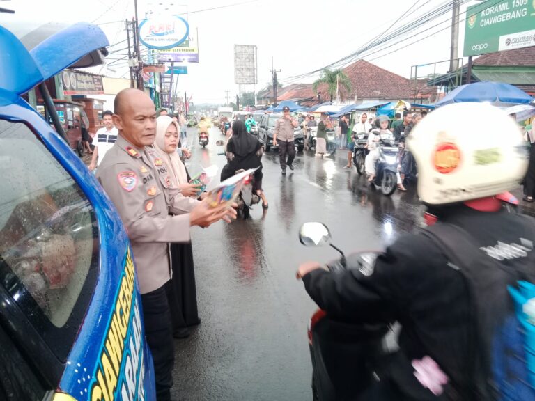 Jelang Berbuka Puasa Ramadhan 1447 H, Polsek Ciawigebang dan SMK PGRI Ciawigebang Bagikan Takjil untuk Pengguna Jalan