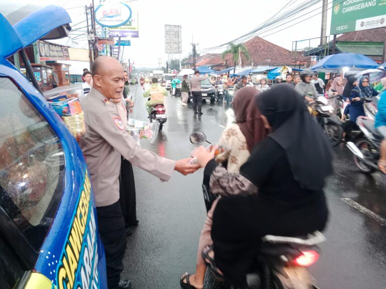 Wujud Kepedulian di Bulan Suci Ramadhan 1447 H, Polsek Ciawigebang Bersama Siswa SMK PGRI Ciawigebang Bagikan Takjil
