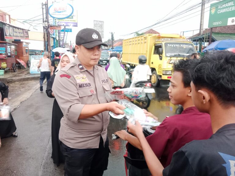 Polsek Ciawigebang dan SMK PGRI Ciawigebang Tebar Kebaikan dengan Bagi-Bagi Takjil di Bulan Ramadhan 1447 H