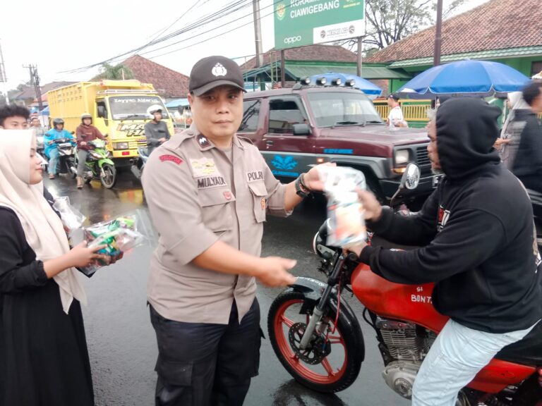 Semangat Ramadhan 1447 H, Polsek Ciawigebang Bersama Pelajar SMK PGRI Ciawigebang Berbagi Takjil kepada Masyarakat