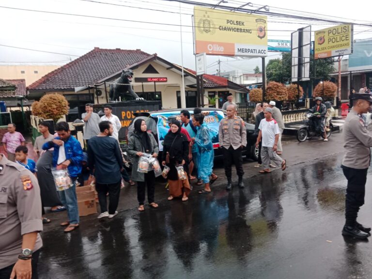 Wujud Kepedulian di Bulan Suci Ramadhan 1447 H, Polsek Ciawigebang dan SMK PGRI Ciawigebang Bagikan Takjil