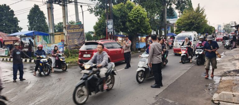 Jaga Kelancaran Arus Lalu Lintas Pasca Idul Fitri, Personel Pos PAM Ciawigebang Ops Ketupat Lodaya 2026 Atur Lalin di Ciawigebang