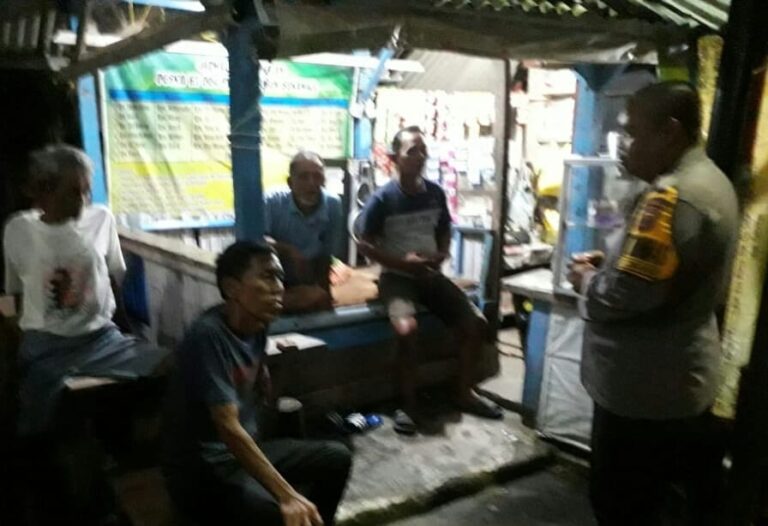 Personil Polsek Ciwaru Berikan Edukasi kepada Petugas Pos Kamling Demi Tingkatkan Kamtibmas