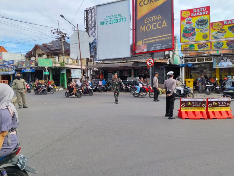 Ops Ketupat Lodaya 2026, Petugas Gabungan Pos PAM Ciawigebang Gatur Arus Lalin di Pasar Desa Ciputat