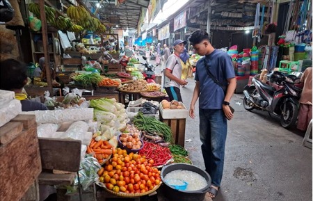 Monitor Harga Pangan di Pasar Kepuh, Kapolres Kuningan Pastikan Stok Kepokmas Aman Menjelang Lebaran