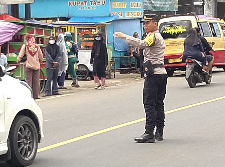 Jamin Kelancaran Jalur Utara, Personel Posyan Cilimus Siaga Atur Arus Lalu Lintas Mudik
