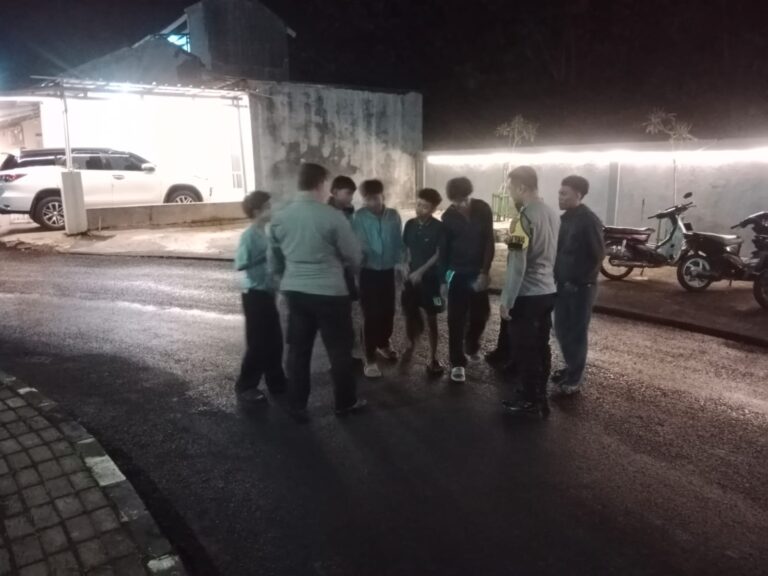 Patroli KRYD Malam Hari, Bhabinkamtibmas Polsek Ciawigebang Ajak Remaja Jaga Kamtibmas Jelang Idul Fitri 1447 H