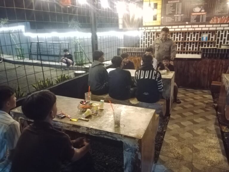 Patroli Malam Hari, Bhabinkamtibmas Polsek Ciawigebang Ajak Remaja di Alam Asri Cafe Jaga Kamtibmas Jelang Idul Fitri 1447 H