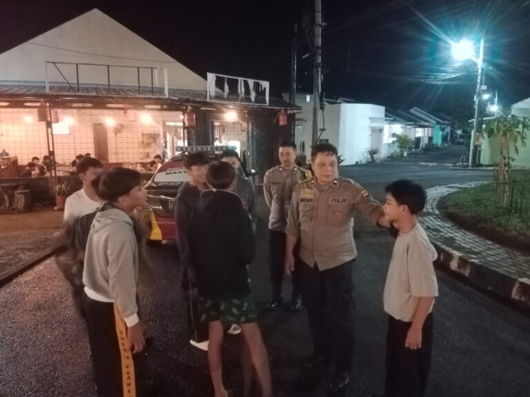 Patroli Malam Hari Bhabinkamtibmas Polsek Ciawigebang Sambangi Remaja, Sampaikan Himbauan Kamtibmas Jaga Kondusifitas Jelang Idul Fitri 1447 H