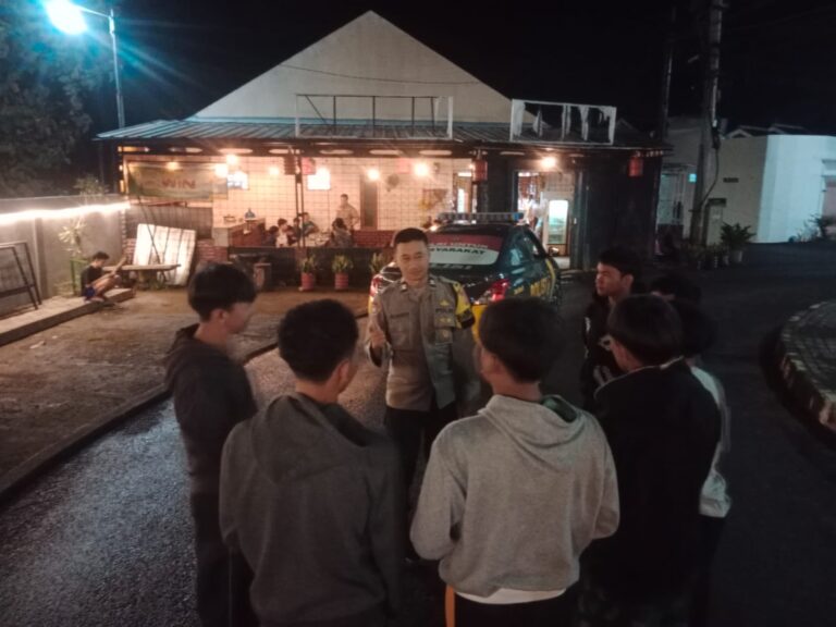 Patroli Malam Hari, Bhabinkamtibmas Polsek Ciawigebang Ingatkan Remaja Hindari Kenakalan Jelang Idul Fitri 1447 H