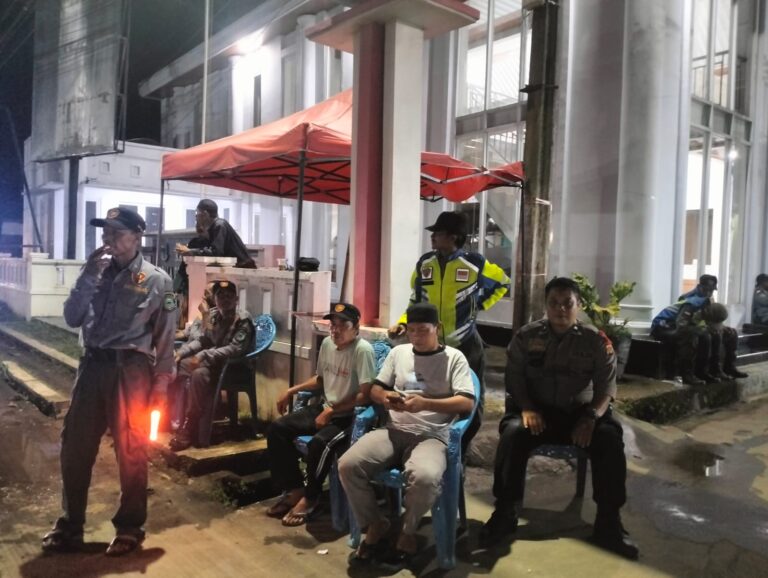 Sinergitas Bhabinkamtibmas Desa Kapandayan dan Linmas Jaga Kondusifitas Malam Takbiran Idul Fitri 1447 H