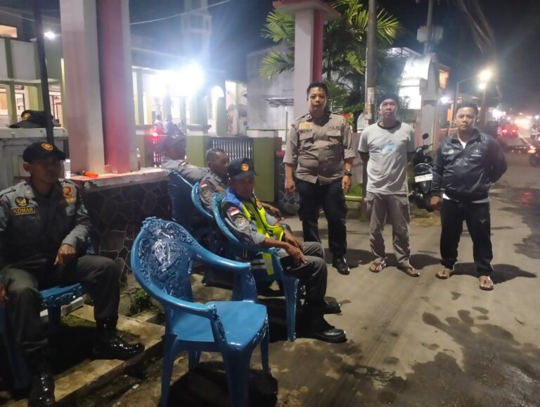 Cegah Gangguan Kamtibmas, Bhabinkamtibmas Desa Kapandayan dan Linmas Siaga Malam Takbiran Idul Fitri 1447 H