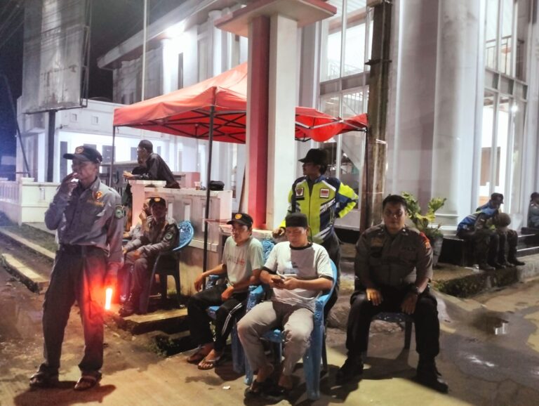 Bhabinkamtibmas Desa Kapandayan Bersama Linmas Melaksanakan Pengamanan Malam Takbiran Idul Fitri 1447 H