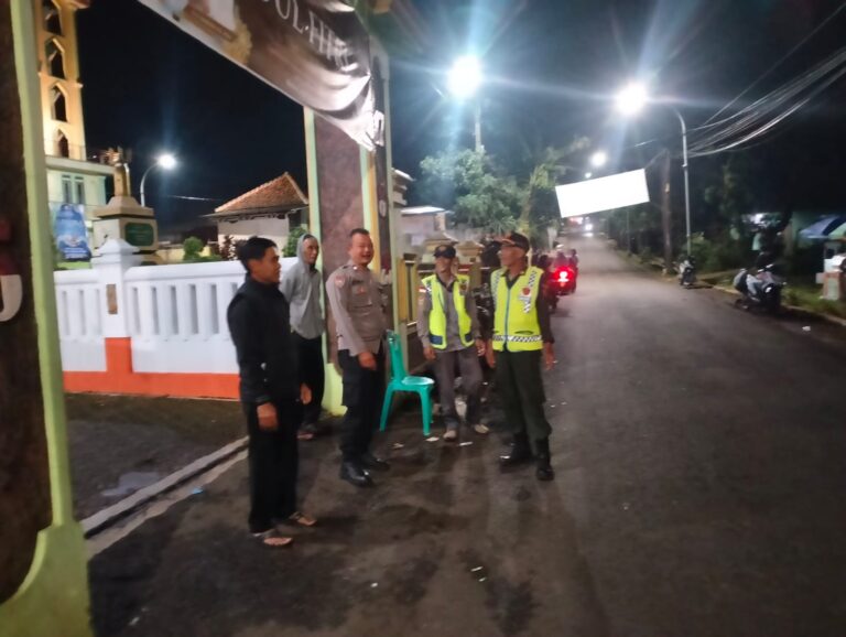 Bhabinkamtibmas Desa Pamulihan Bersama Linmas Amankan Malam Takbiran Idul Fitri 1447 H